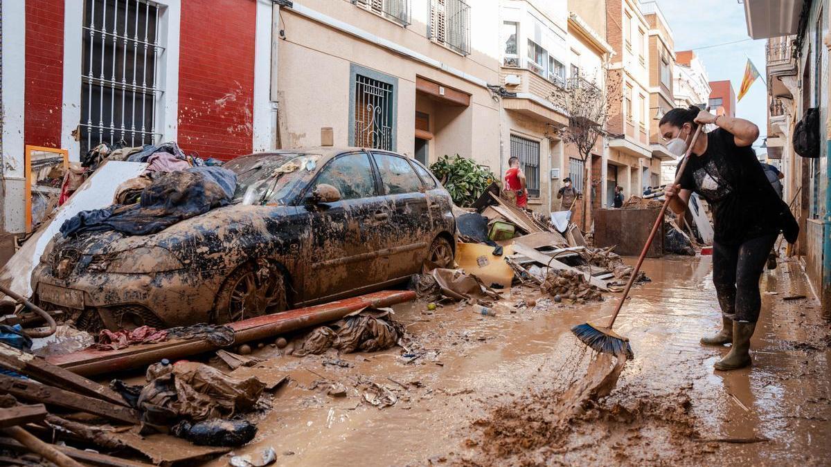 Tareas de limpieza en la localidad de Catarroja.