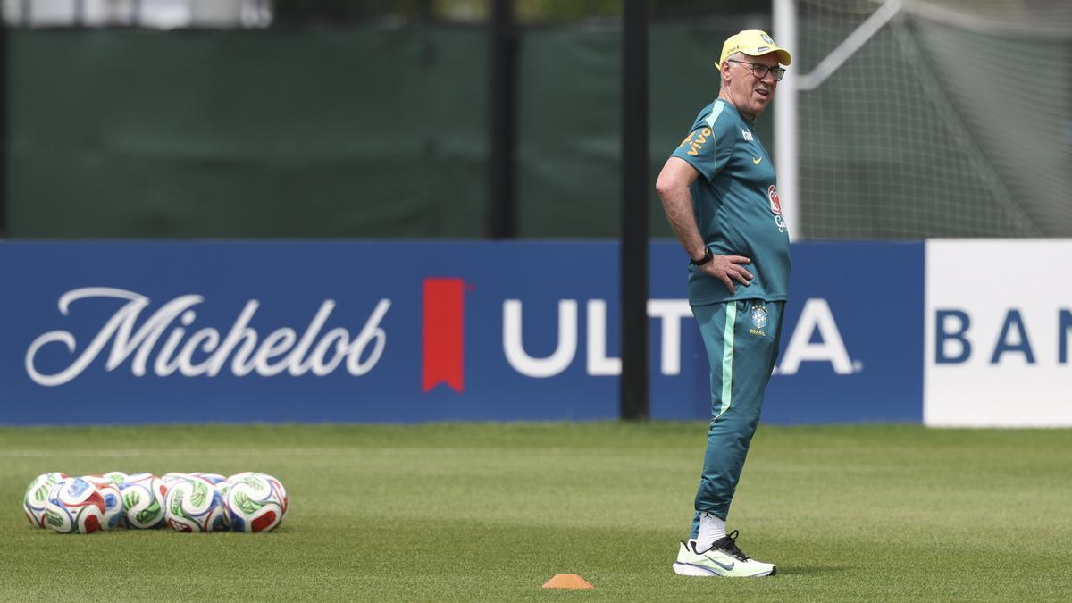 Ancelotti dirige un entrenamiento de Brasil.