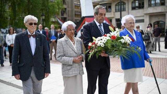 El alcalde de Gernika-Lumo, José Mari Gorroño, en el homenaje al primer edil José de Labauria, con las supervivientes del bombardeo Crucita Etxabe y Mari Carmen Agirre