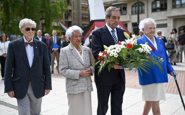 El alcalde de Gernika-Lumo, José Mari Gorroño, en el homenaje al primer edil José de Labauria, con las supervivientes del bombardeo Crucita Etxabe y Mari Carmen Agirre