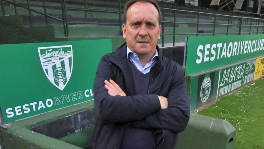 Carlos Lasheras, actual director deportivo de la UD Logroñés, en la imagen como responsable del Sestao River. / JOSÉ MARI MARTÍNEZ