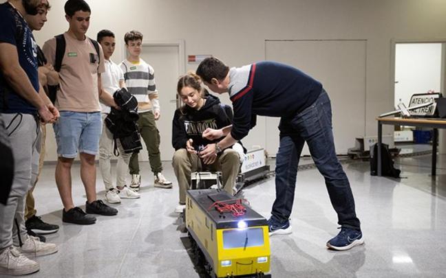 Neska gazte bat tren txiki bat gidatzen Bilboko Ingeniaritza Eskolan