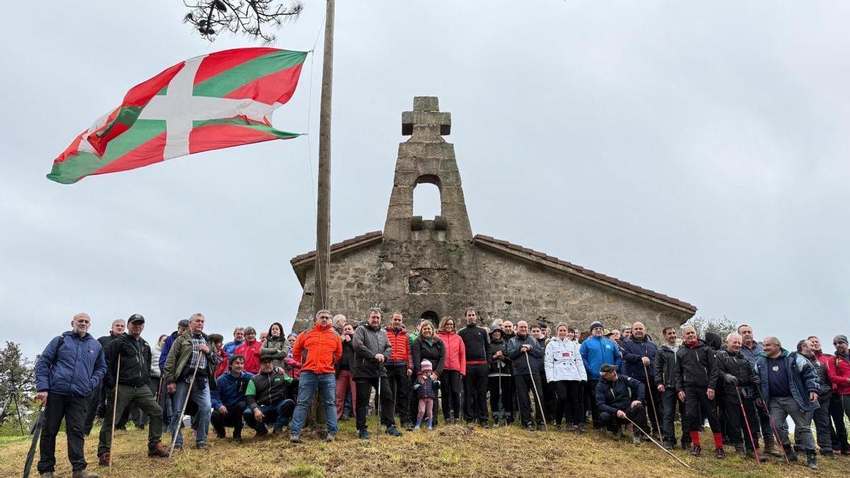 Subida del PNV, encabezado por el presidente del EBB, Aitor Esteban, al monte Bizkargi en víspera del Aberri Eguna.