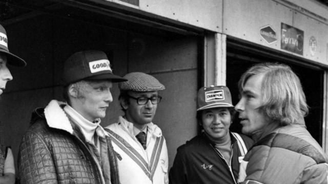 Niki Lauda y James Hunt charlan antes del comienzo del Gran Premio de Japón de 1976, en el que se decidió el título.