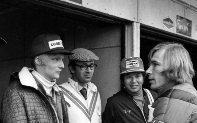 Niki Lauda y James Hunt charlan antes del comienzo del Gran Premio de Japón de 1976, en el que se decidió el título.