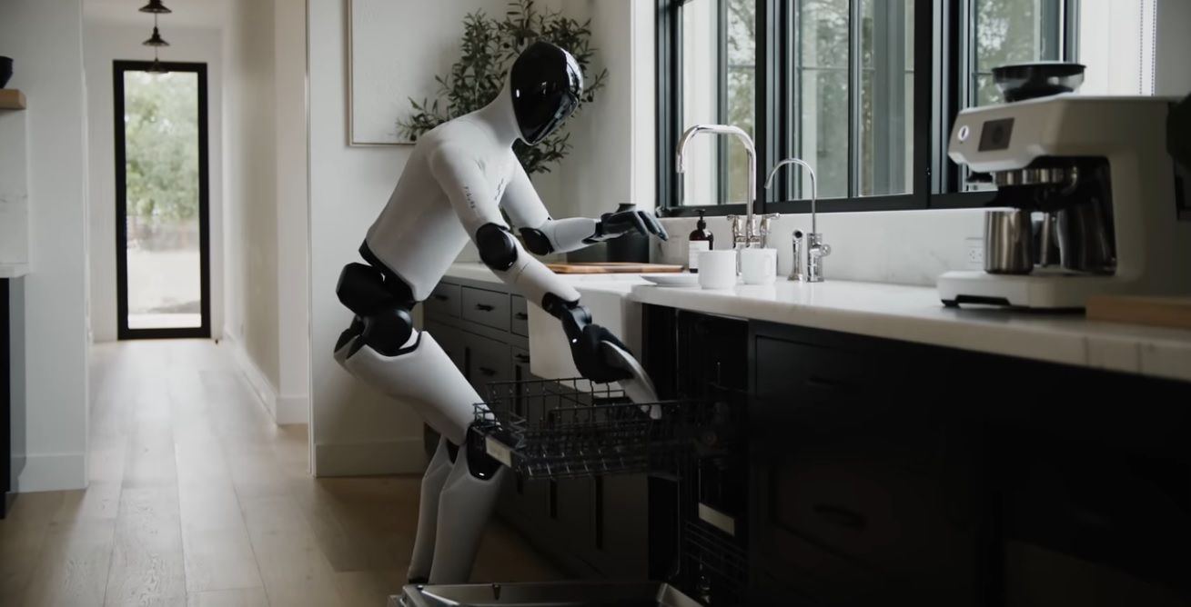 Figure 03 mete un plato al lavavajillas.