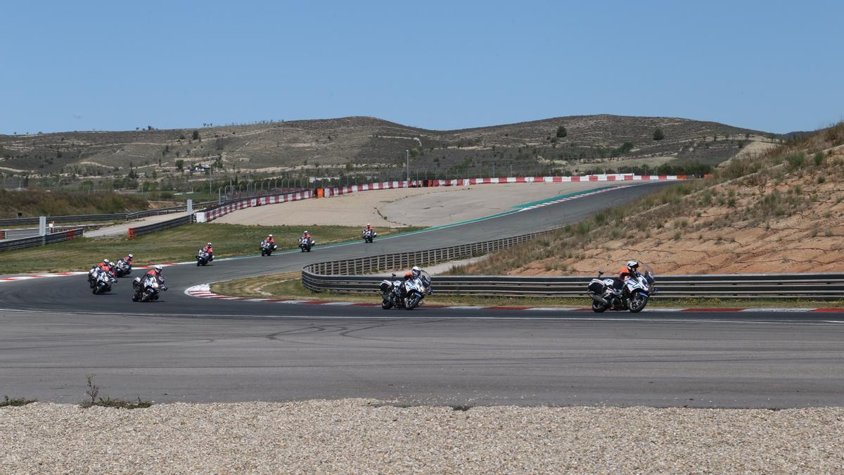 Motoristas de la Ertzaintza, durante las prácticas.