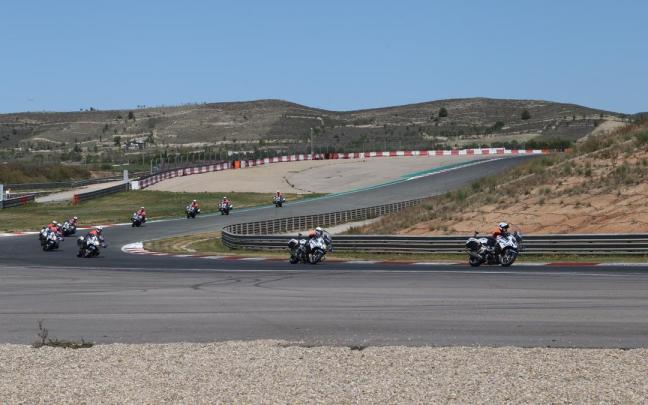 Motoristas de la Ertzaintza, durante las prácticas.