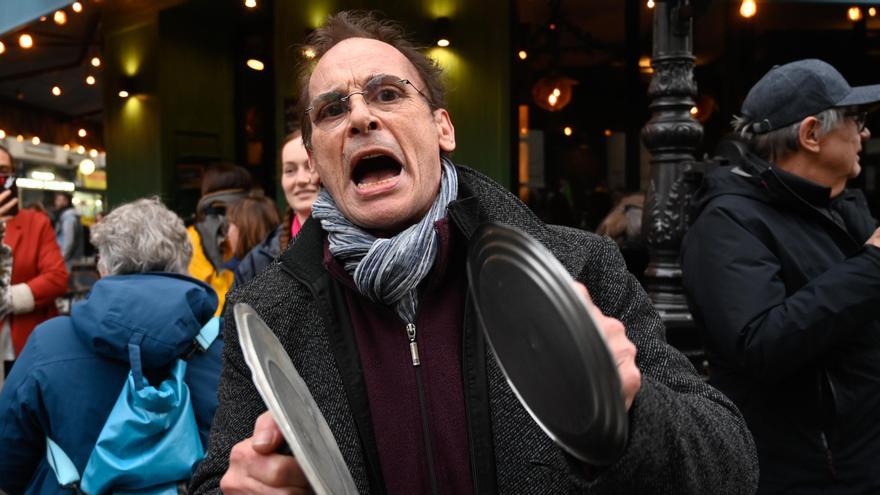 Un hombre protesta contra la reforma de las pensiones en Francia, tras el discurso televisado de Macron.