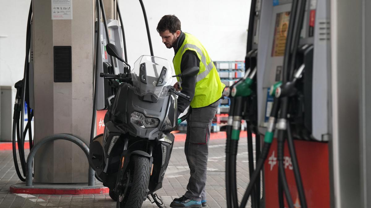 Un motorista reposta gasolina.