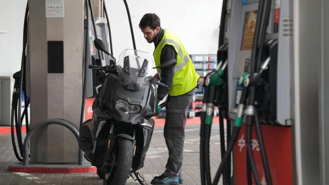 Un motorista reposta gasolina.