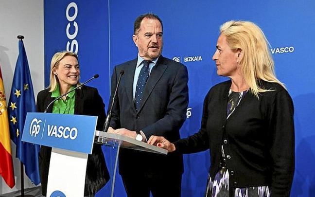 Iturgaiz, ayer con Raquel González y Esther Martínez. | FOTO: OSKAR GONZÁLEZ