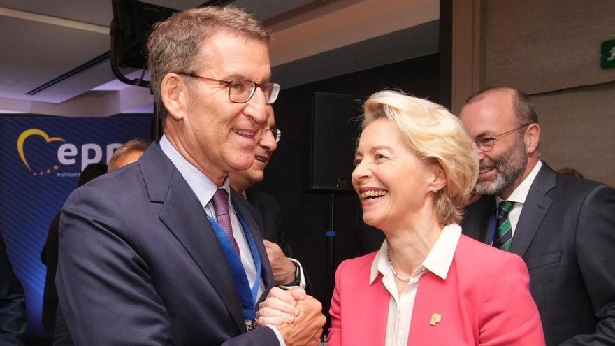 El líder del PP, Alberto Nuñez Feijóo, junto a la presidenta de la Comisión Europea, Ursula von der Leyen, durante la cumbre del PPE. En Bruselas, a 29 de junio de 2023.