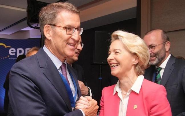El líder del PP, Alberto Nuñez Feijóo, junto a la presidenta de la Comisión Europea, Ursula von der Leyen, durante la cumbre del PPE. En Bruselas, a 29 de junio de 2023.