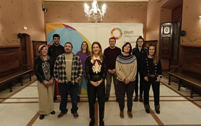 La alcaldesa, Izaro Elorza, juntos con las y los miembros de su equipo en la presentación de la propuesta presupuestaria.