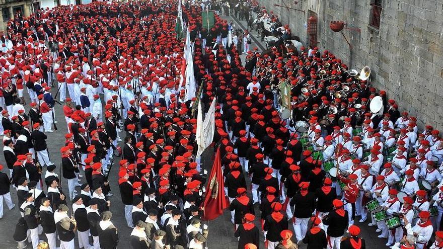 Varias compañías del Alarde de Hondarribia concentradas en Arma Plaza un 8 de septiembre.
