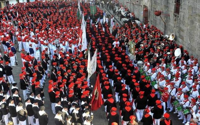Varias compañías del Alarde de Hondarribia concentradas en Arma Plaza un 8 de septiembre.
