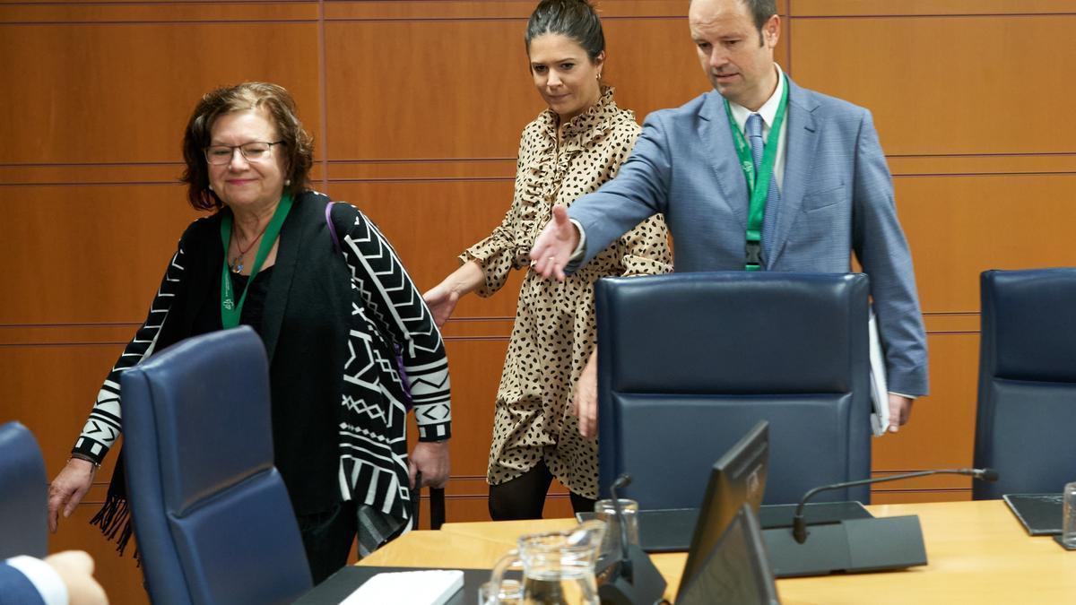 Juana Balmaseda y Jon Mirena Landa, junto a la presidenta de la Comisión de Derechos Humanos del Parlamento, Maitane Ipiñazar.