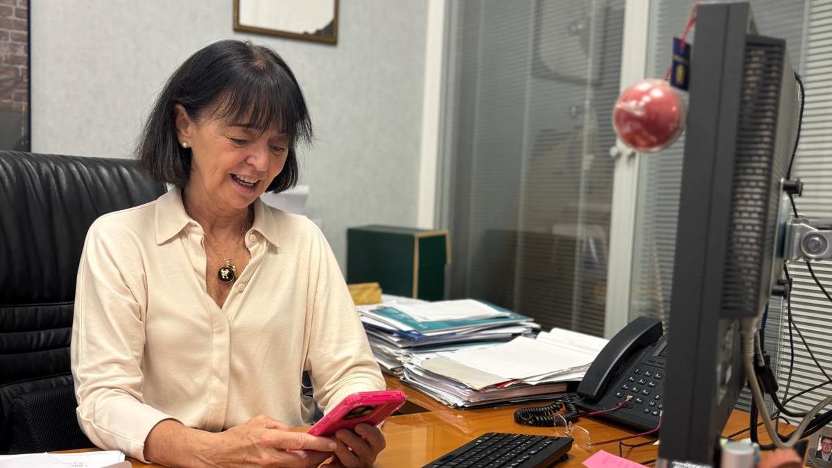 Virginia Knörr atiende un mensaje en el móvil desde su despacho.