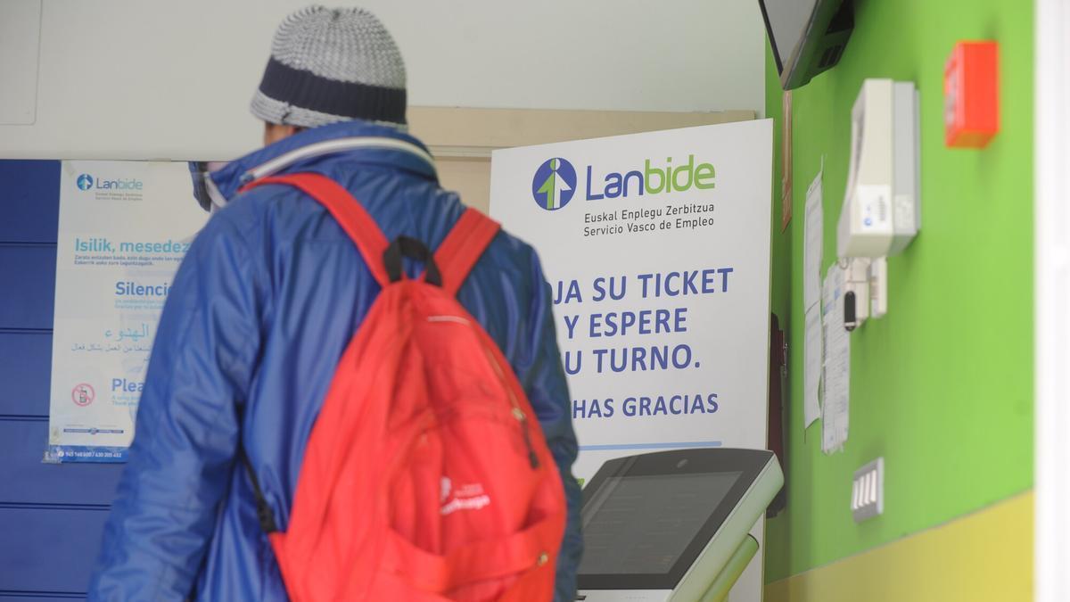 Un hombre entra en una oficina de Lanbide