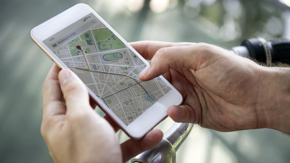 Un hombre planifica una ruta con el navegador del teléfono móvil.