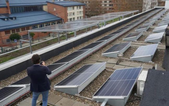 Placas solares en la cubierta de la Plaza de Abastos de Gasteiz.
