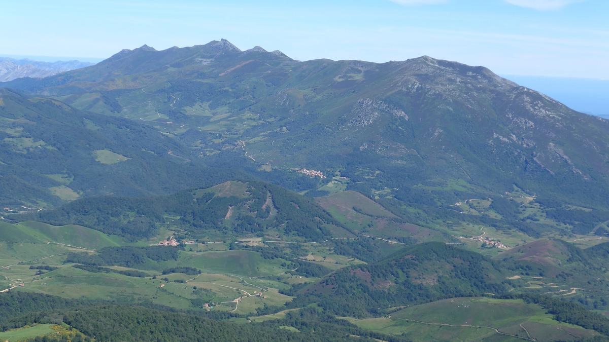 El valle de Polaciones con la sierra de Sagra al fondo.