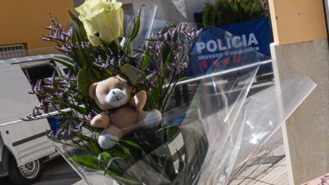 Un ramo de flores y un peluche en el lugar donde un hombre asesinó a su hijo en 2024