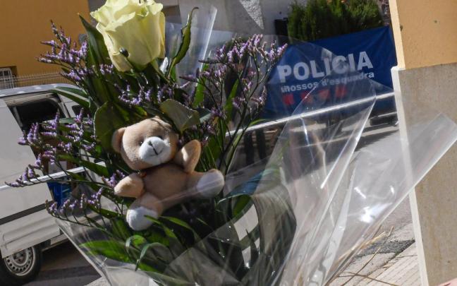 Un ramo de flores y un peluche en el lugar donde un hombre asesinó a su hijo en 2024