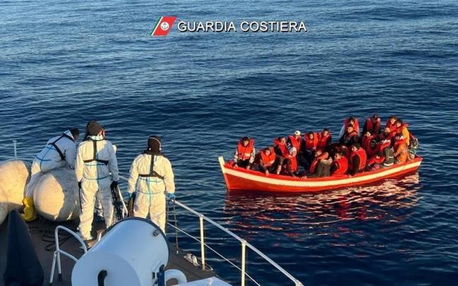 Una de las embarcaciones interceptadas estos días frente a la costa italiana.
