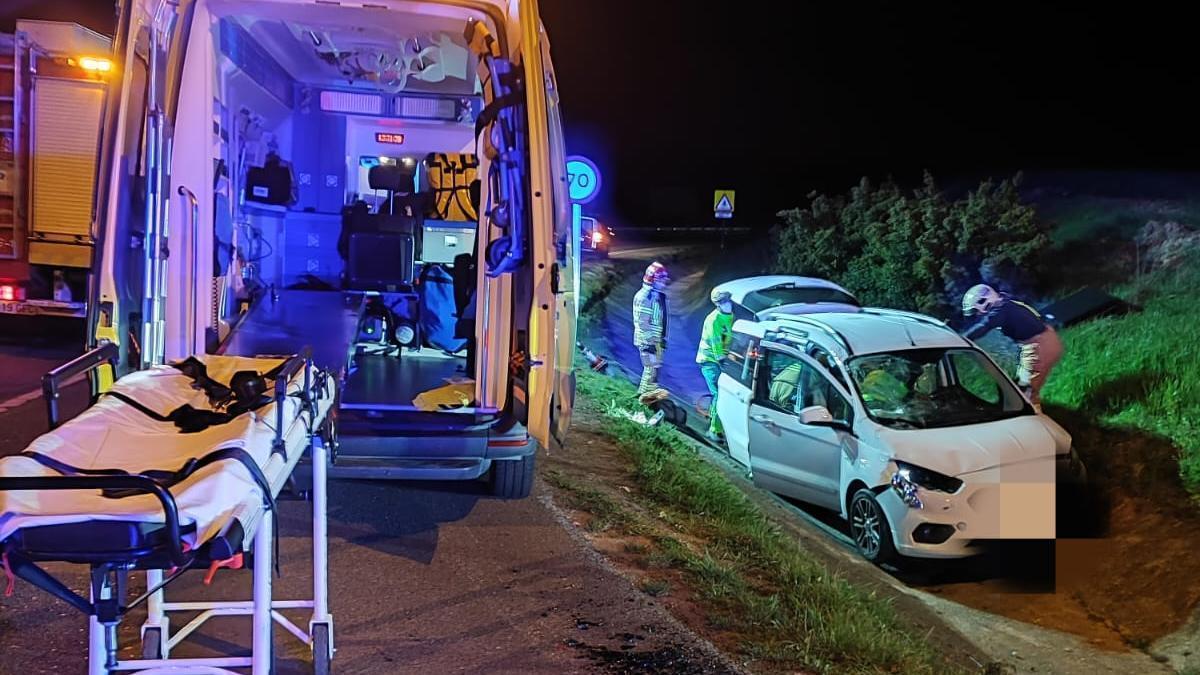 Bomberos y sanitarios en el lugar del accidente