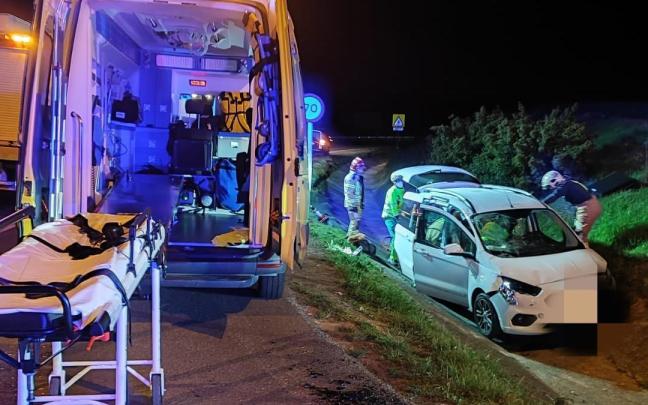 Bomberos y sanitarios en el lugar del accidente