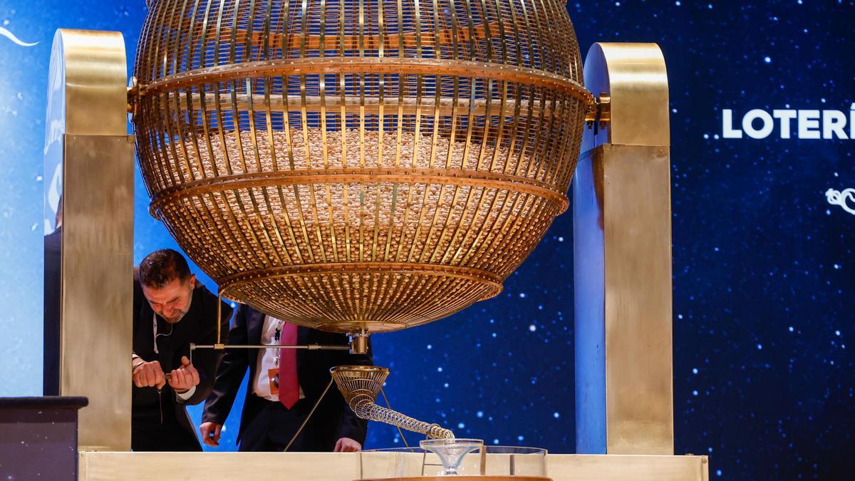 Un responsable revisa el mecanismo de extracción de uno de los bombos durante el sorteo de la Lotería de Navidad Un responsable revisa el mecanismo de extracción de uno de los bombos durante el sorteo de la Lotería de Navidad