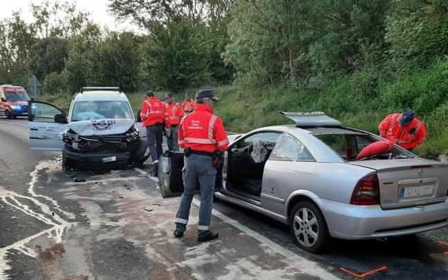 Agentes de la Policía Foral junto a los dos vehículos accidentados. Agentes de la Policía Foral junto a los dos vehículos accidentados.