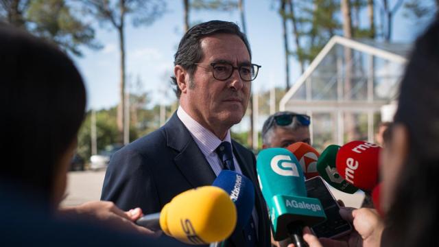 Garamendi ante los medios de comunicación a su salida del Foro La Toja