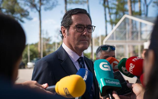Garamendi ante los medios de comunicación a su salida del Foro La Toja