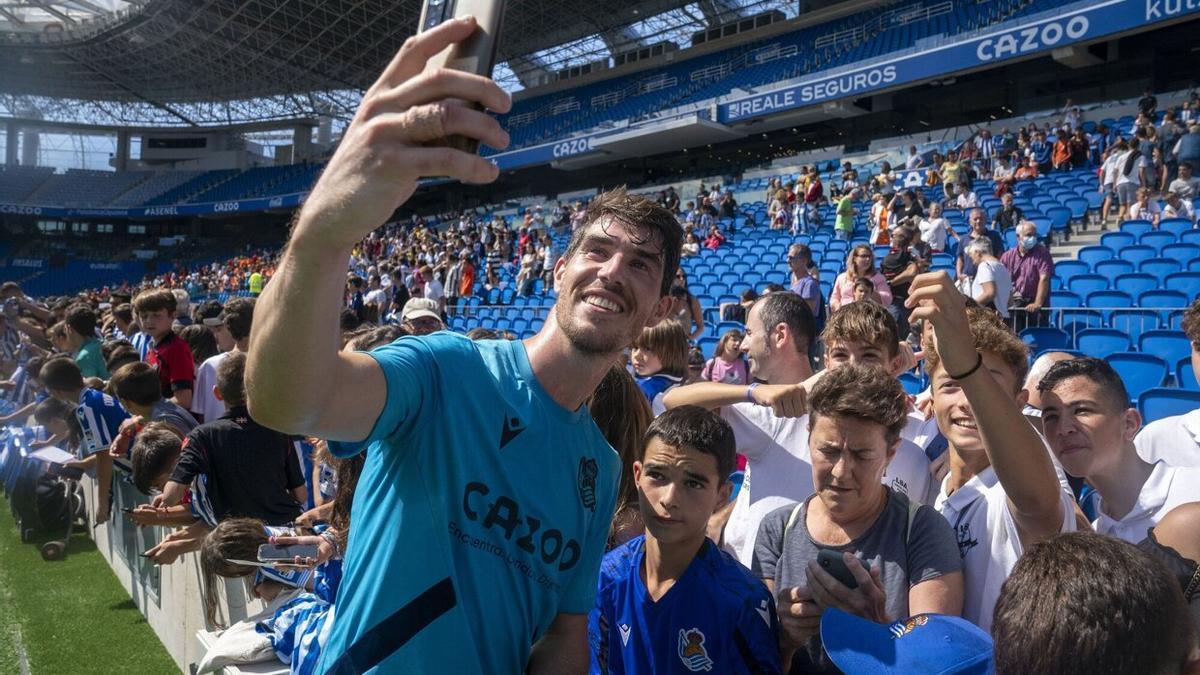 Aritz Elustondo se fotografía con unos aficionados tras el primer entrenamiento del pasado verano, también en Anoeta y a puerta abierta. / RUBEN PLAZA
