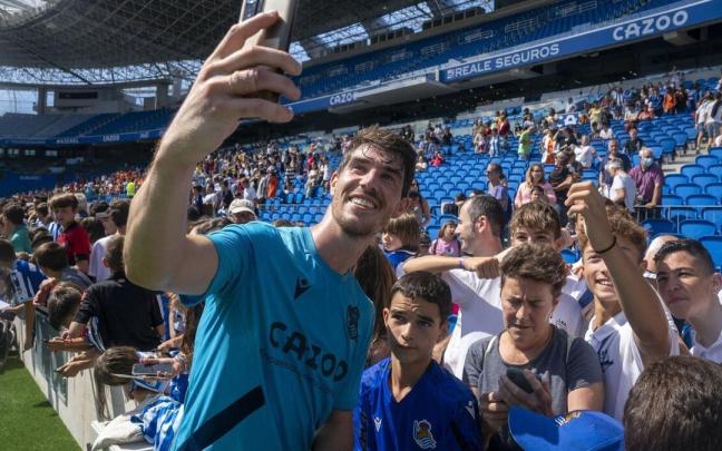 Aritz Elustondo se fotografía con unos aficionados tras el primer entrenamiento del pasado verano, también en Anoeta y a puerta abierta. / RUBEN PLAZA