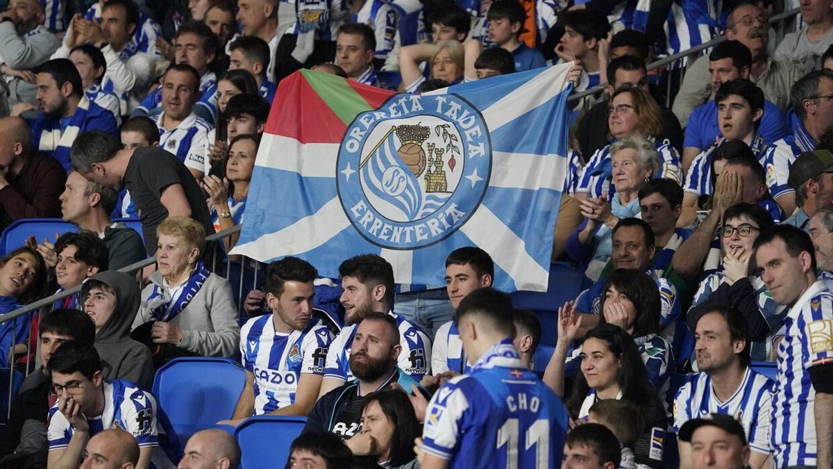 Aficionados viendo ayer el partido de la Real contra la Roma