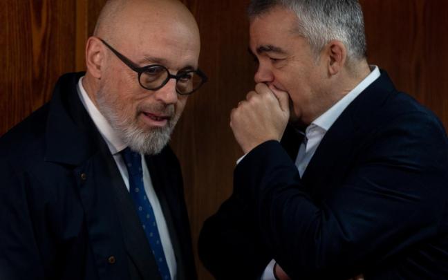 El ex secretario de Organización del PSOE Santos Cerdán conversa con el abogado Jacobo Teijelo.