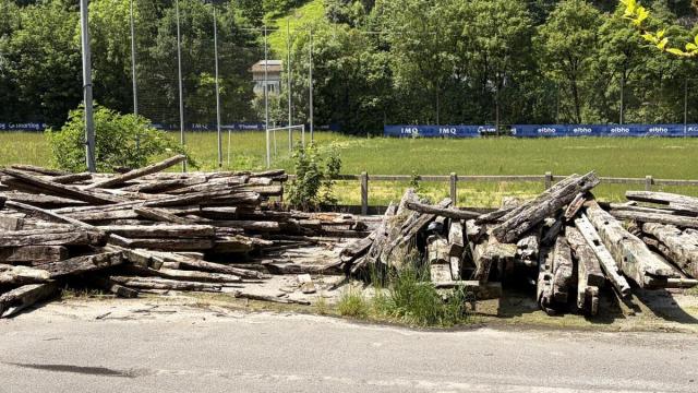 Maderas de la estructura del histórico caserío-lagar, almacenas en Atxabalpe a la intermperie .