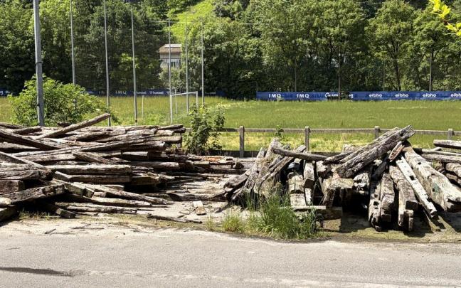 Maderas de la estructura del histórico caserío-lagar, almacenas en Atxabalpe a la intermperie .