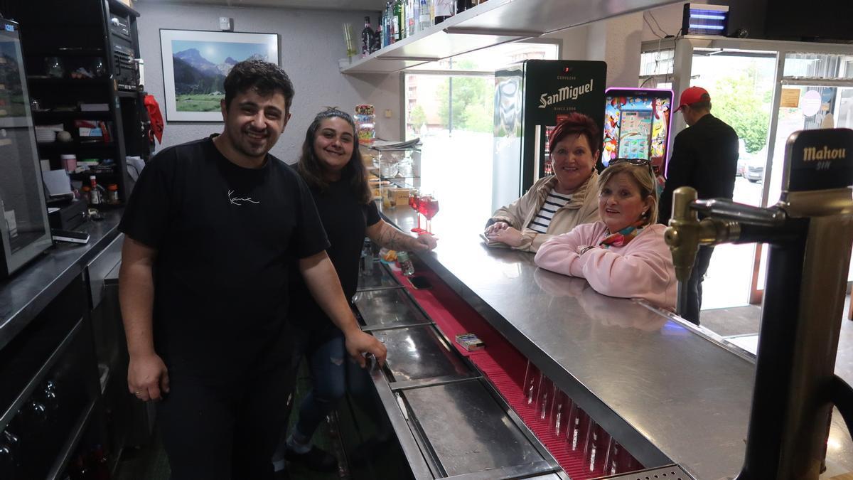 Jon Agirre y Amaia Estalayo, en la barra del Goiherri, con dos clientas.