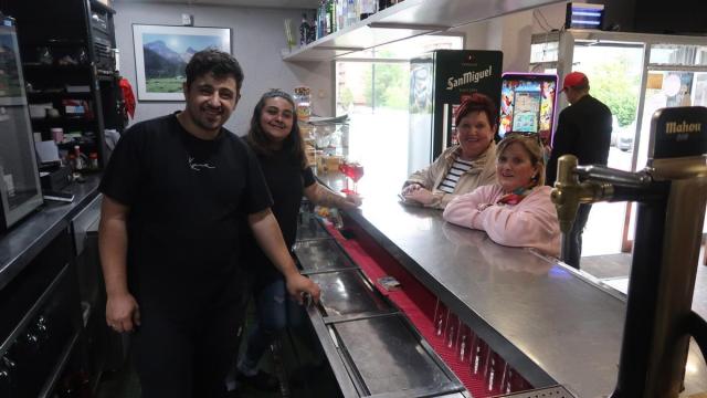 Jon Agirre y Amaia Estalayo, en la barra del Goiherri, con dos clientas.