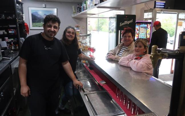 Jon Agirre y Amaia Estalayo, en la barra del Goiherri, con dos clientas.
