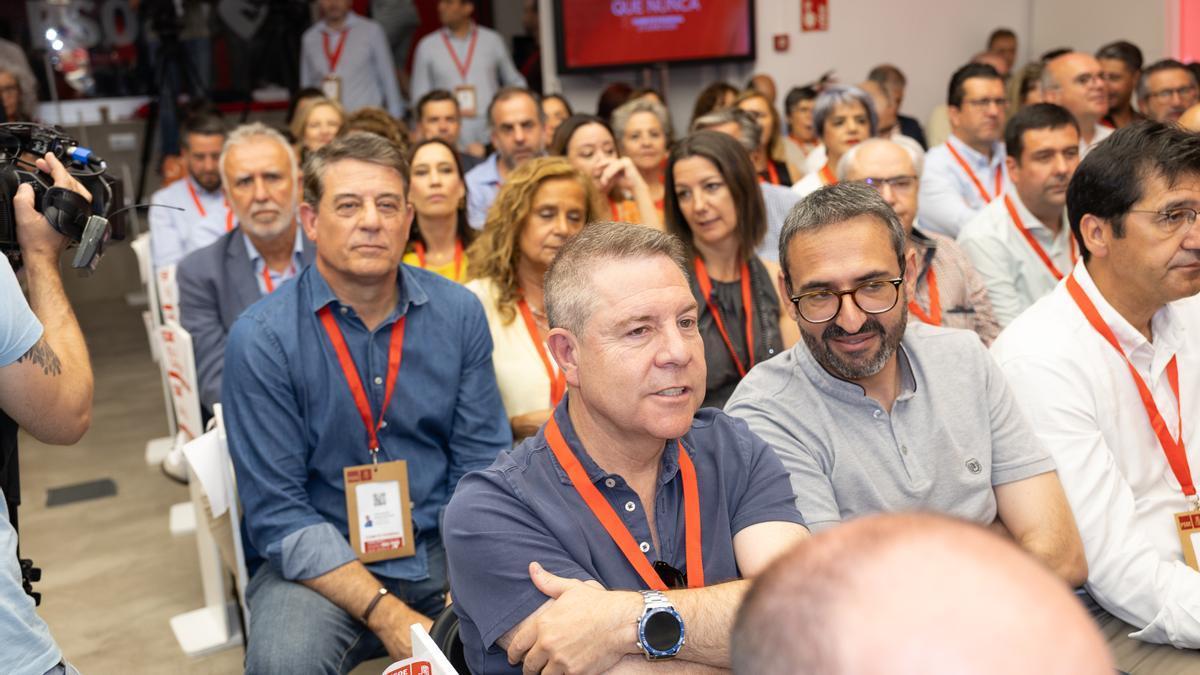 El presidente de Castilla-La Mancha, Emiliano García-Page (c), durante la reunión del Comité Federal del PSOE