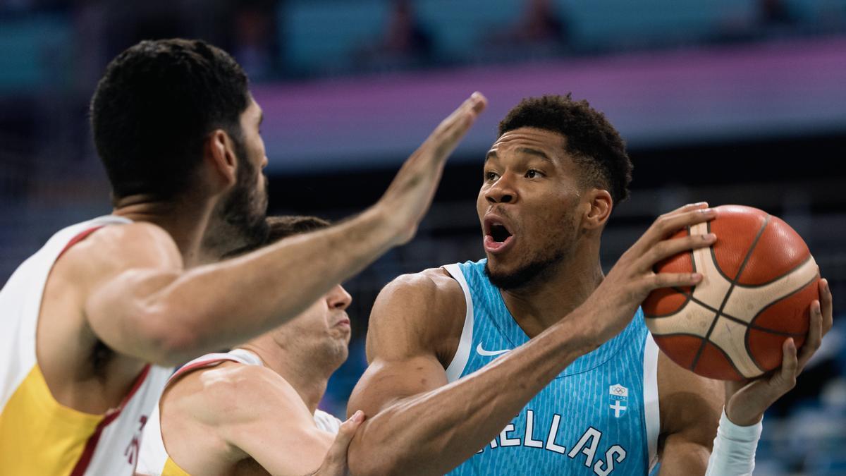 Giannis Antetokounmpo y Santi Aldama, durante el partido.