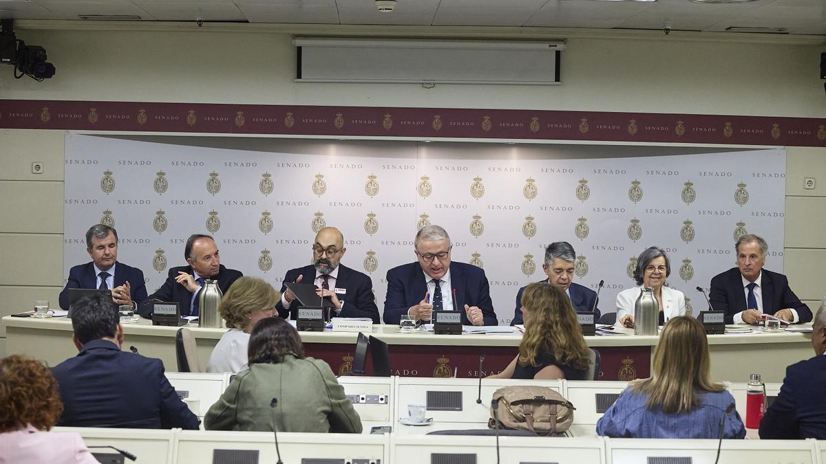 El Presidente del Administrador de Infraestructuras Ferroviarias (ADIF) y Adif-Alta Velocidad, Luis Pedro Marco de la Peña (3i), comparece ante la Comisión de Investigación sobre el estado de la red ferroviaria