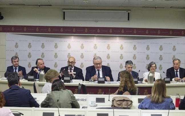 El Presidente del Administrador de Infraestructuras Ferroviarias (ADIF) y Adif-Alta Velocidad, Luis Pedro Marco de la Peña (3i), comparece ante la Comisión de Investigación sobre el estado de la red ferroviaria