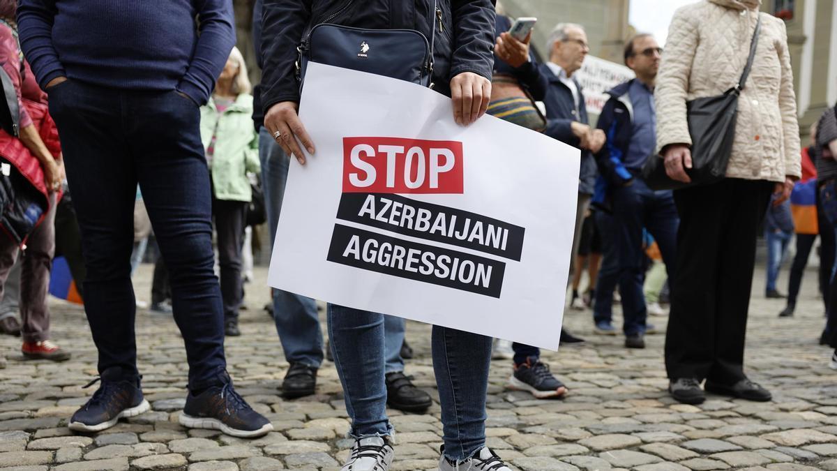 Una pancarta contra la operación militar lanzada por Azerbaiyán sobre Nagorno Karabaj.